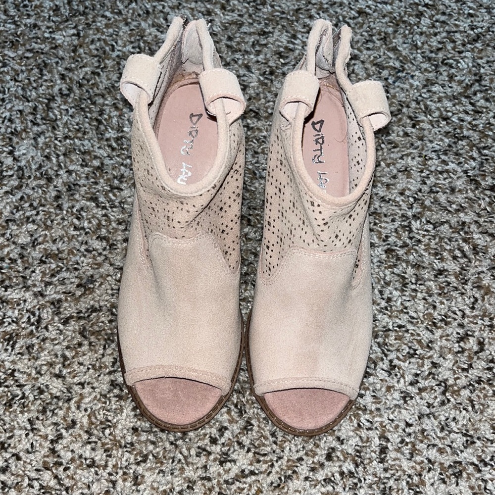 New without tags Beige/Cream ankle booties size 6